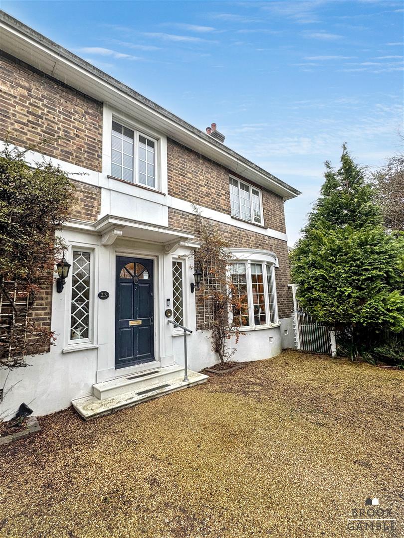 4 Bedroom House - Detached. Le Brun Road in Eastbourne, 40